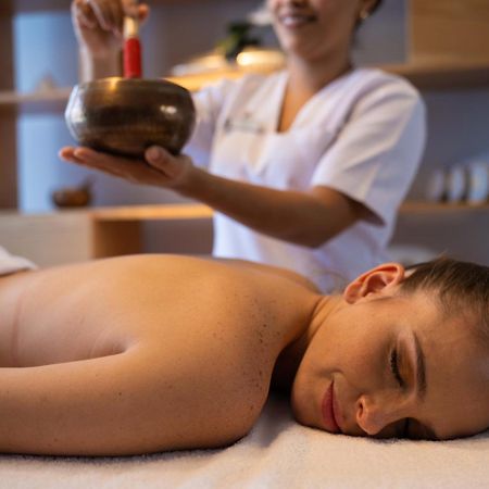 Hotel Galeria Plaza Monterrey Extérieur photo Singing bowl therapy