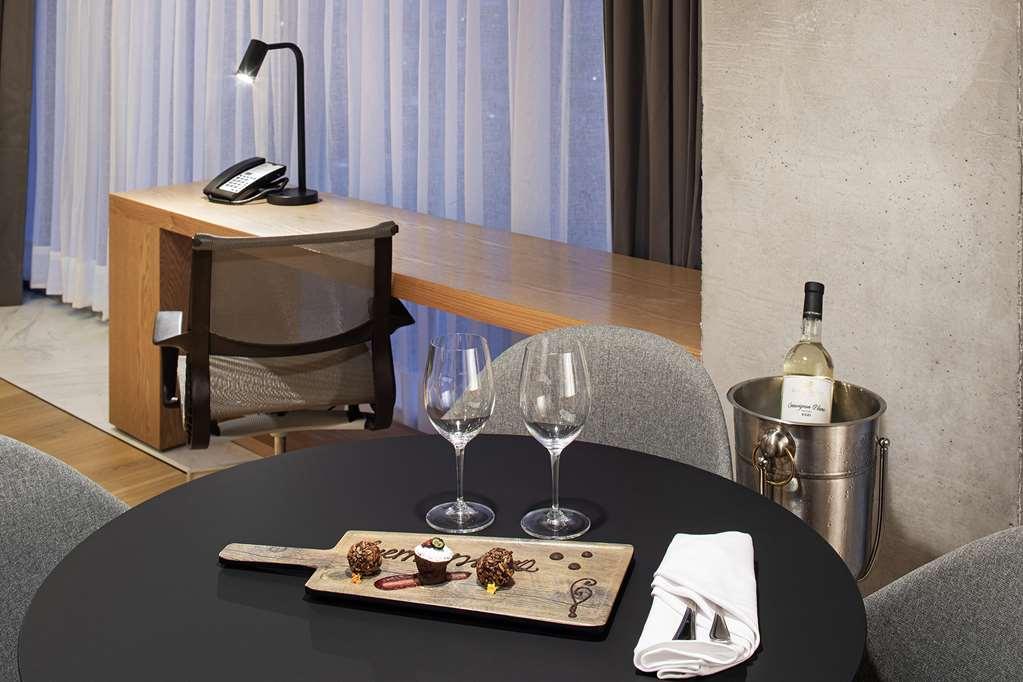 Hotel Galeria Plaza Monterrey Extérieur photo A wine and cheese plate