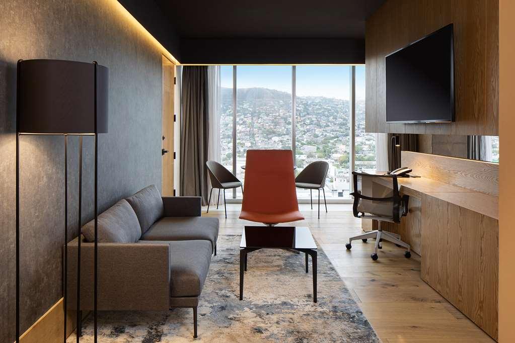 Hotel Galeria Plaza Monterrey Chambre photo A suite at the hotel