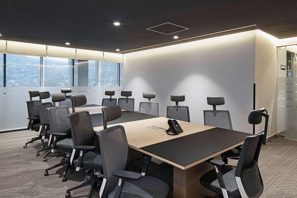 Hotel Galeria Plaza Monterrey Facilités photo A typical meeting room