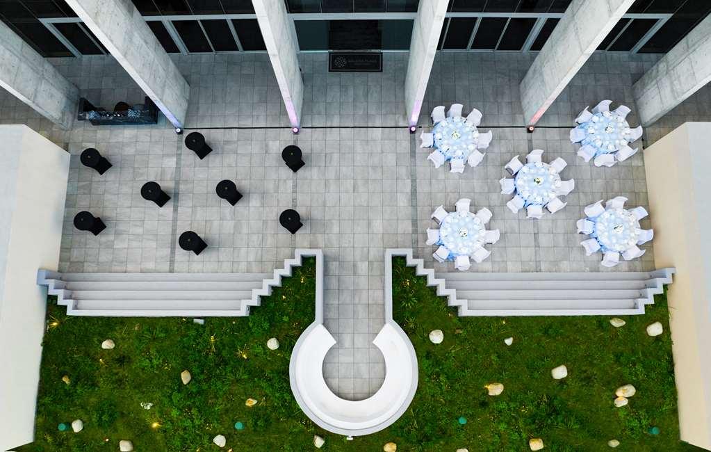 Hotel Galeria Plaza Monterrey Extérieur photo The courtyard of the museum