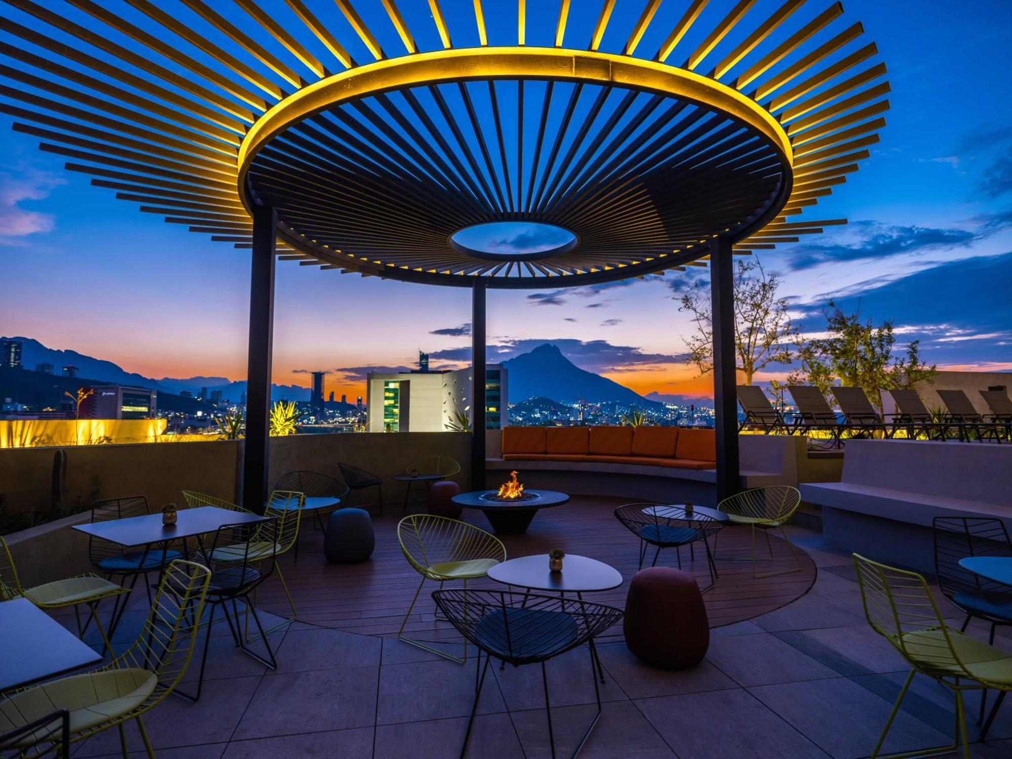 Hotel Galeria Plaza Monterrey Extérieur photo Rooftop bar at the hotel