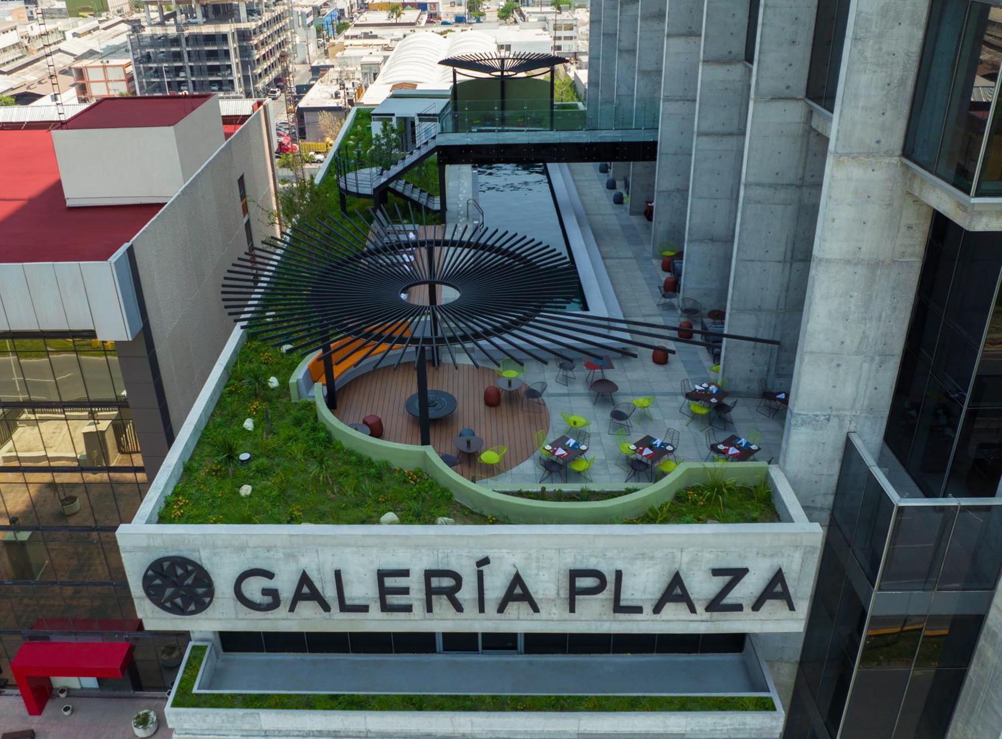 Hotel Galeria Plaza Monterrey Extérieur photo Rooftop of the shopping mall