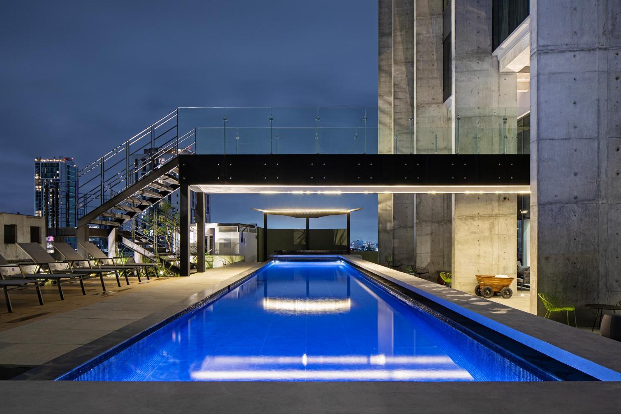 Hotel Galeria Plaza Monterrey Extérieur photo The pool at the rooftop of the building