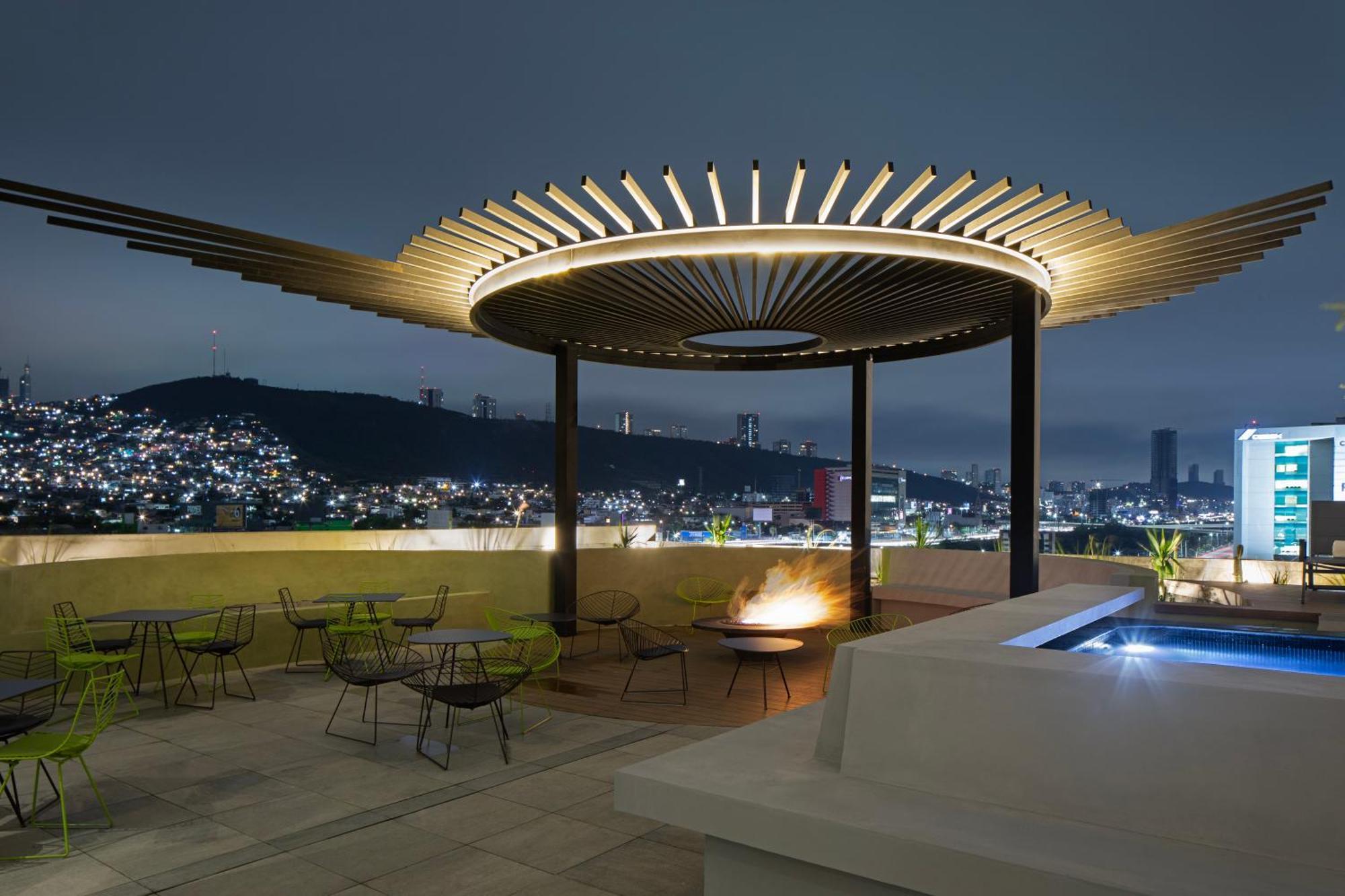 Hotel Galeria Plaza Monterrey Extérieur photo Skyline