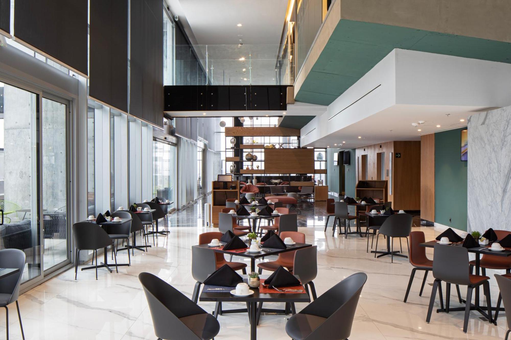 Hotel Galeria Plaza Monterrey Extérieur photo The lounge at the airport