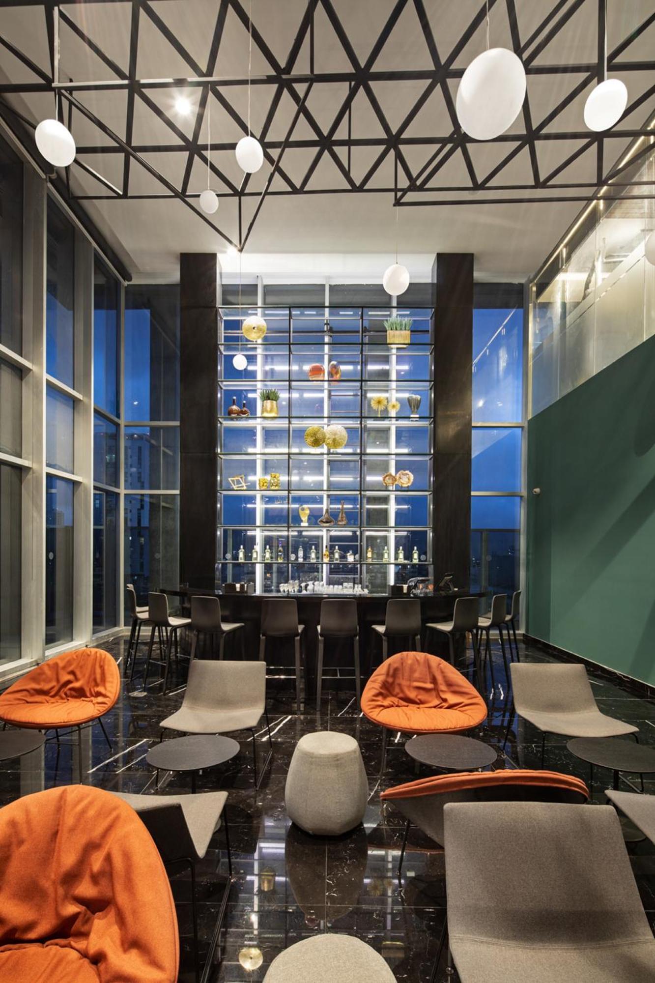 Hotel Galeria Plaza Monterrey Extérieur photo The bar at the 10th floor