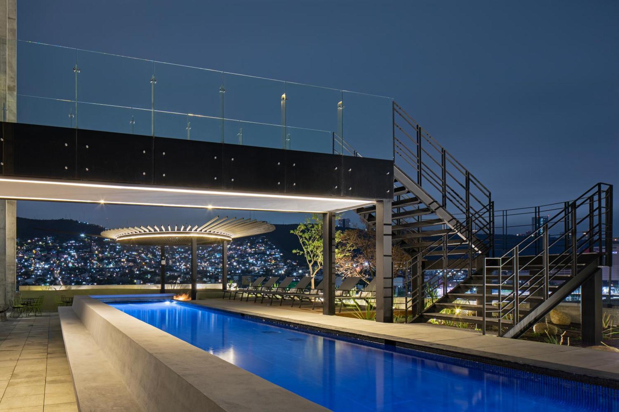 Hotel Galeria Plaza Monterrey Extérieur photo Rooftop pool at the hotel