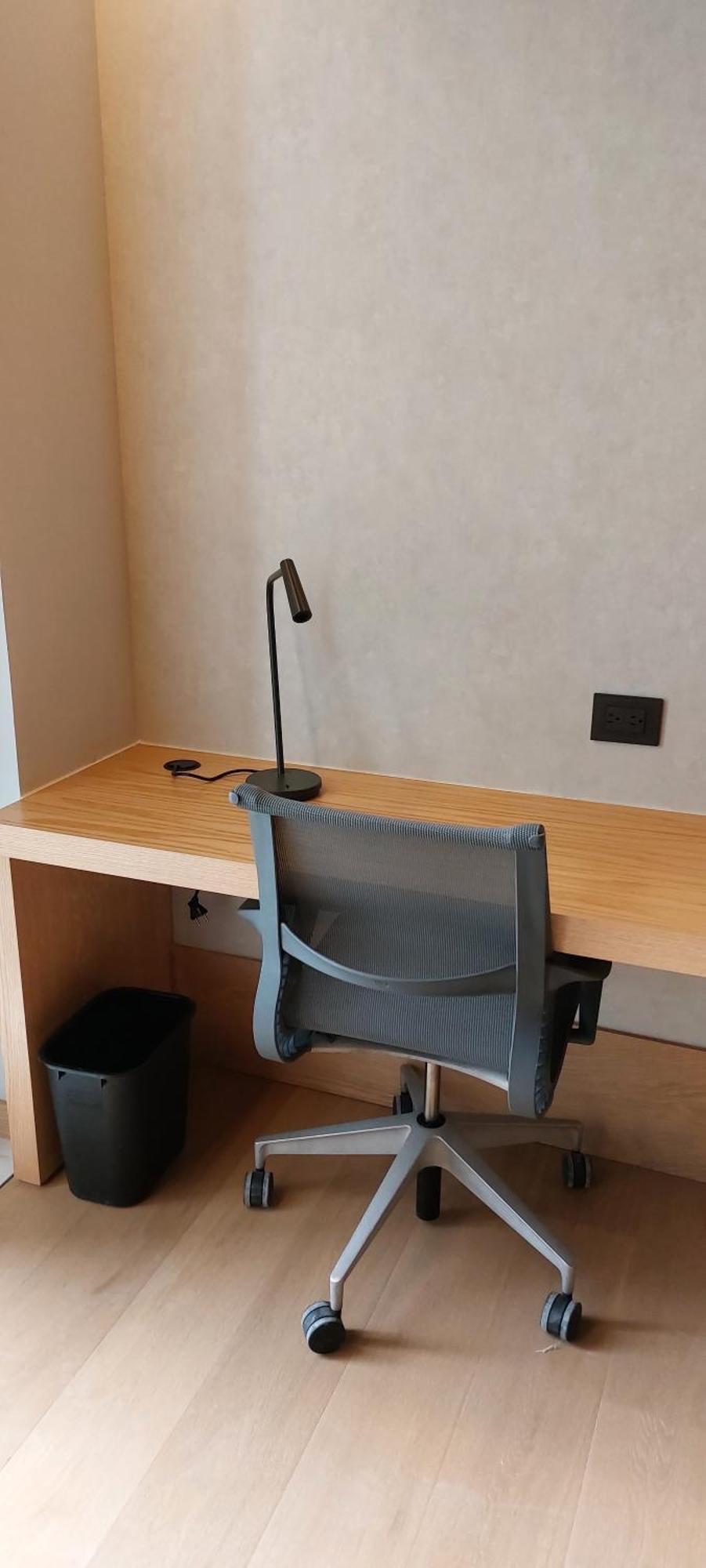 Hotel Galeria Plaza Monterrey Extérieur photo A desk lamp