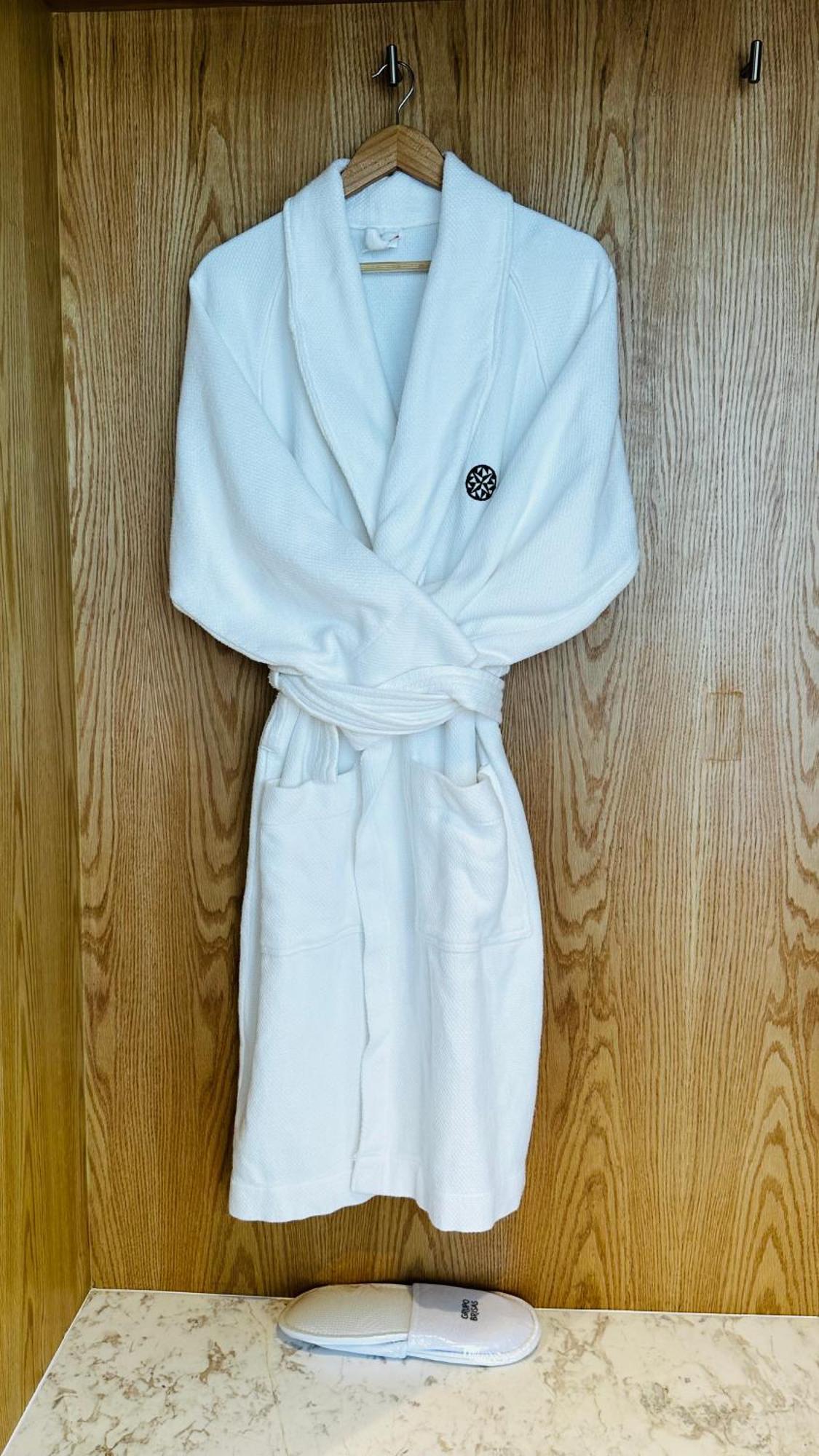 Hotel Galeria Plaza Monterrey Chambre photo A bathrobe