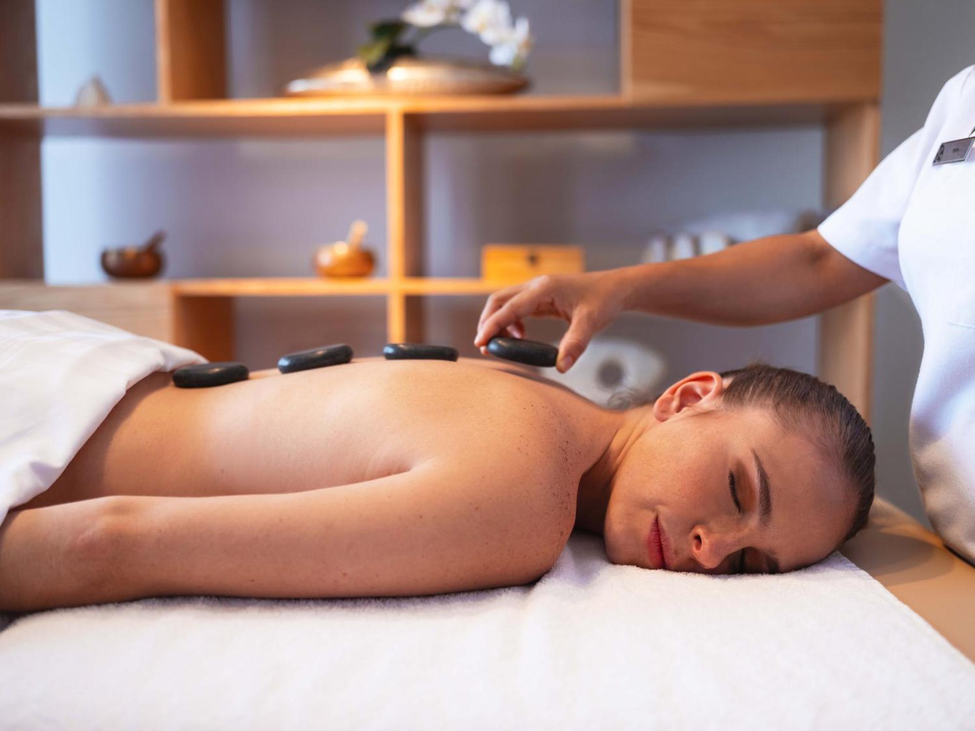 Hotel Galeria Plaza Monterrey Extérieur photo Hot stone massage